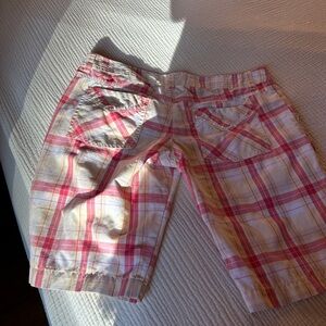 Volcom shorts. Labeled size 7 these are a perfect size 6. Very cute, very smart.